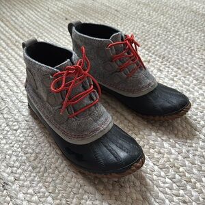 SOREL DUCK BOOTS.  Gray Wool Upper.  Limited Edition. Red laces.